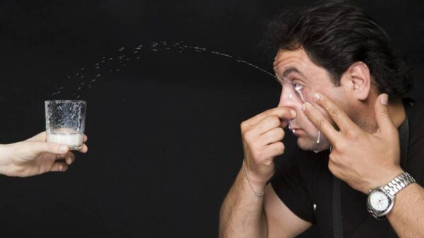 Mehmet Yilmaz - strzelanie mlekiem