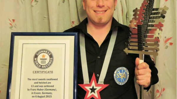 Rekord Guinnessa w połykaniu noży