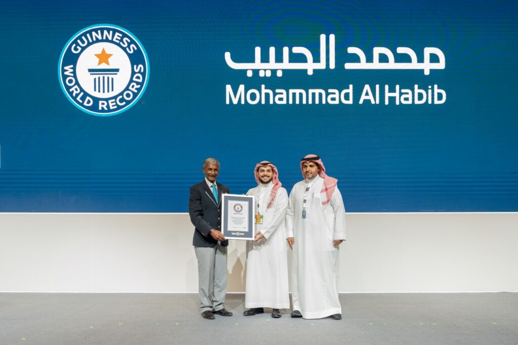Sędzia Guinness World Records wręcza certyfikat przedstawicielom firmy Mohammad Al Habib podczas targów Cityscape Global w Rijadzie
