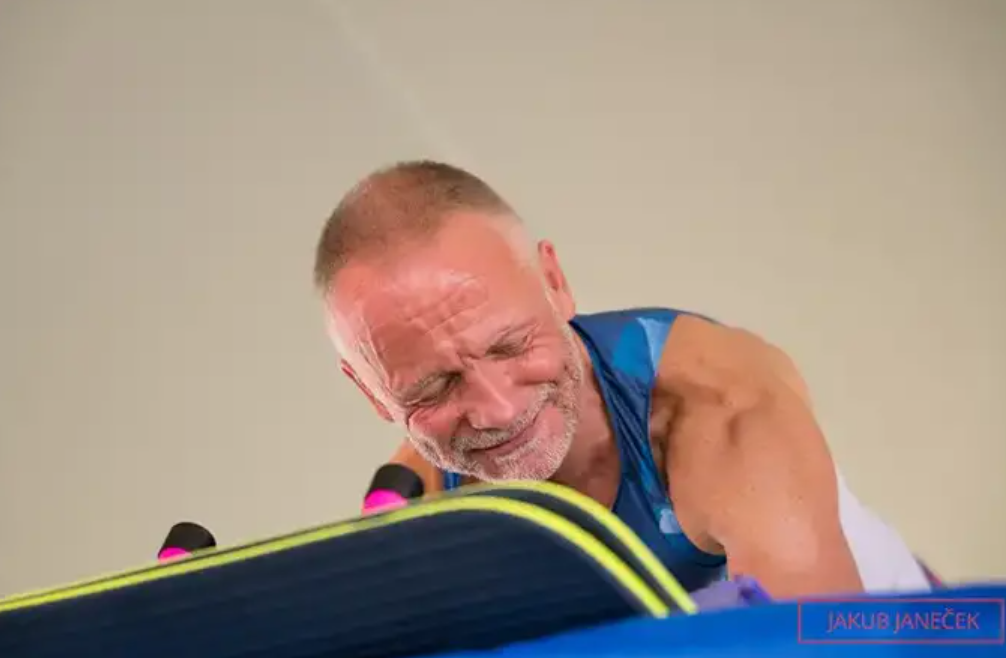 Josef Šálek w pozycji deski w trakcie rekordowej próby