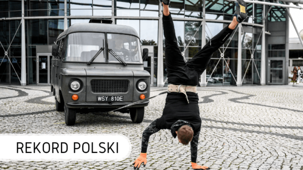 Rekord Polski Sobierajski ciągnie samochód na rękach