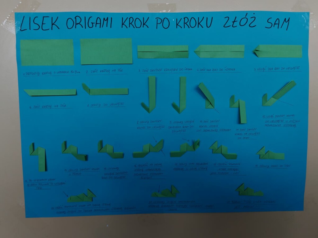 Plansza z kolejnymi etapami składania lisa origami z prostokątnej kartki zielonego papieru
