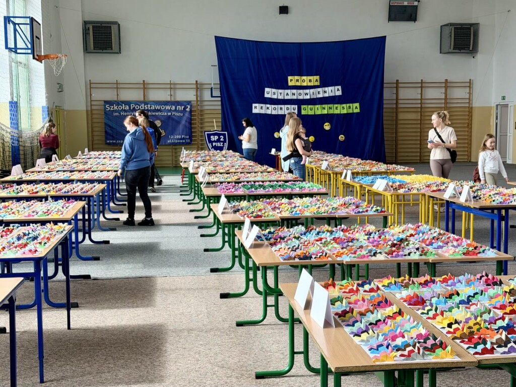 Sala gimnastyczna szkoły w Piszu z 12 026 lisami origami ustawionymi na ławkach, rekord Guinnessa